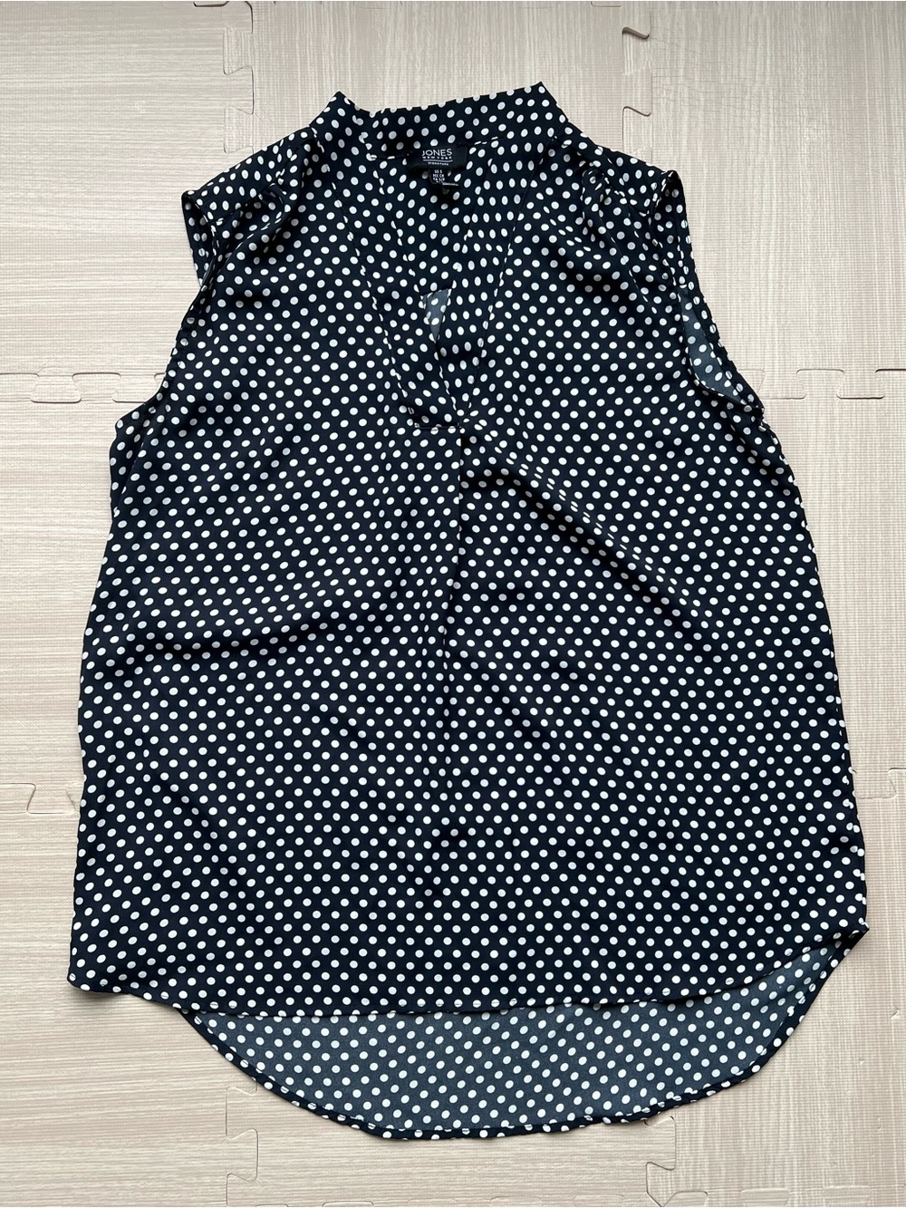 Jones New York Navy Polka Dot Sleeveless Blouse size small